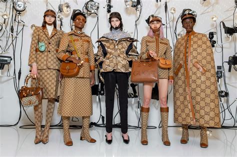 werkstuk over gucci|Gucci fashion company.